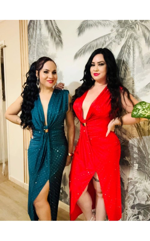 Robe décolleté plongeant avec bijou doré