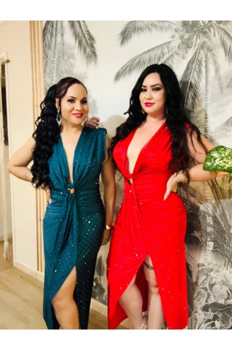 Robe décolleté plongeant avec bijou doré