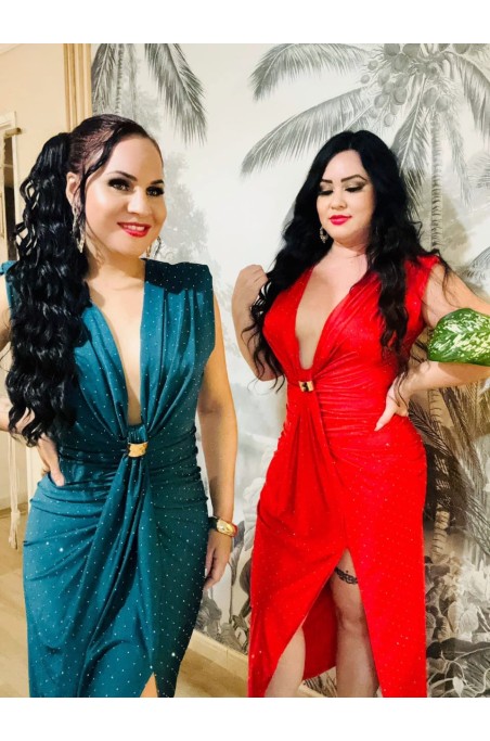 Robe décolleté plongeant avec bijou doré